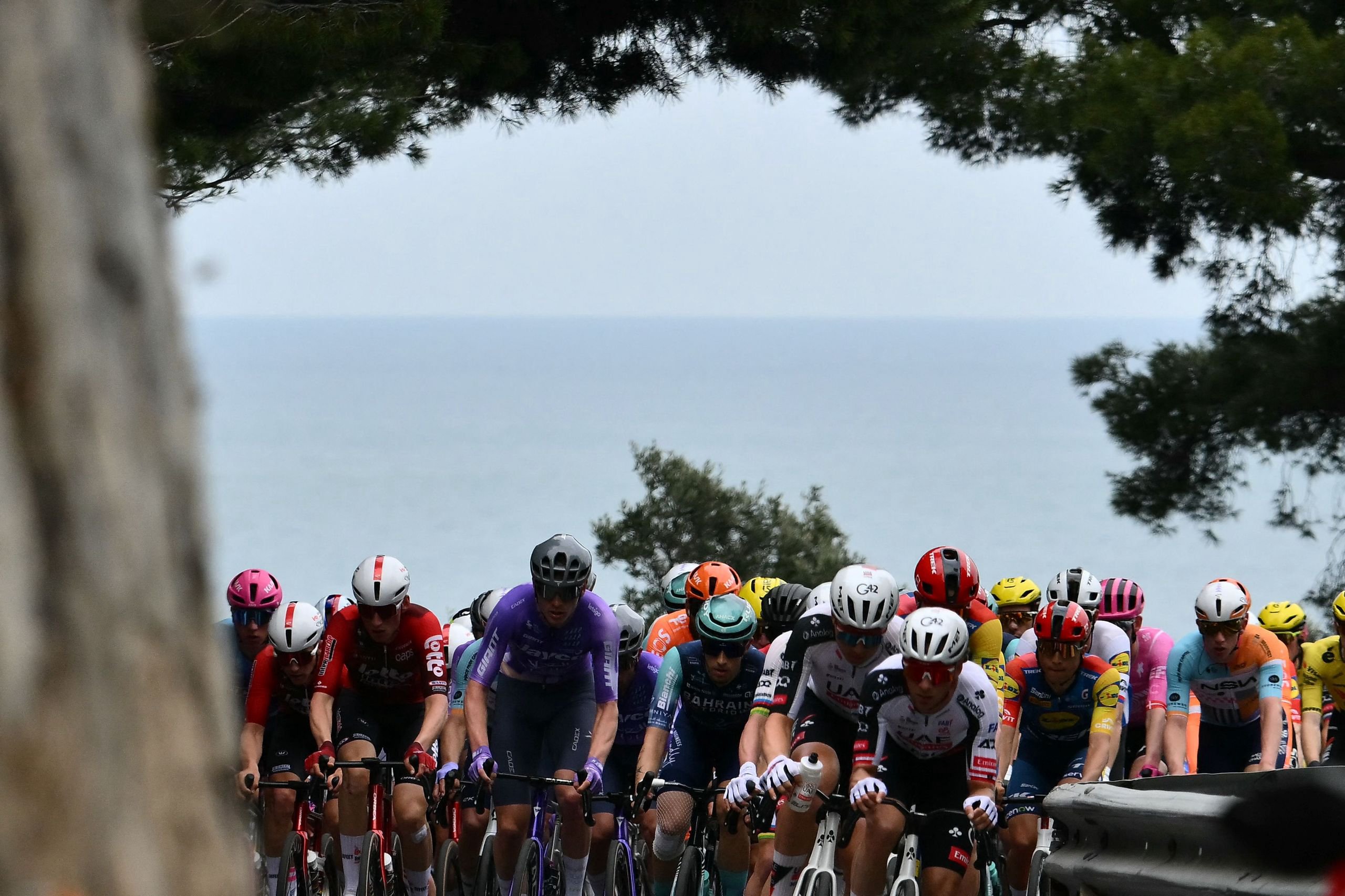 Imagem dramática do pelotão na Milão-Sanremo