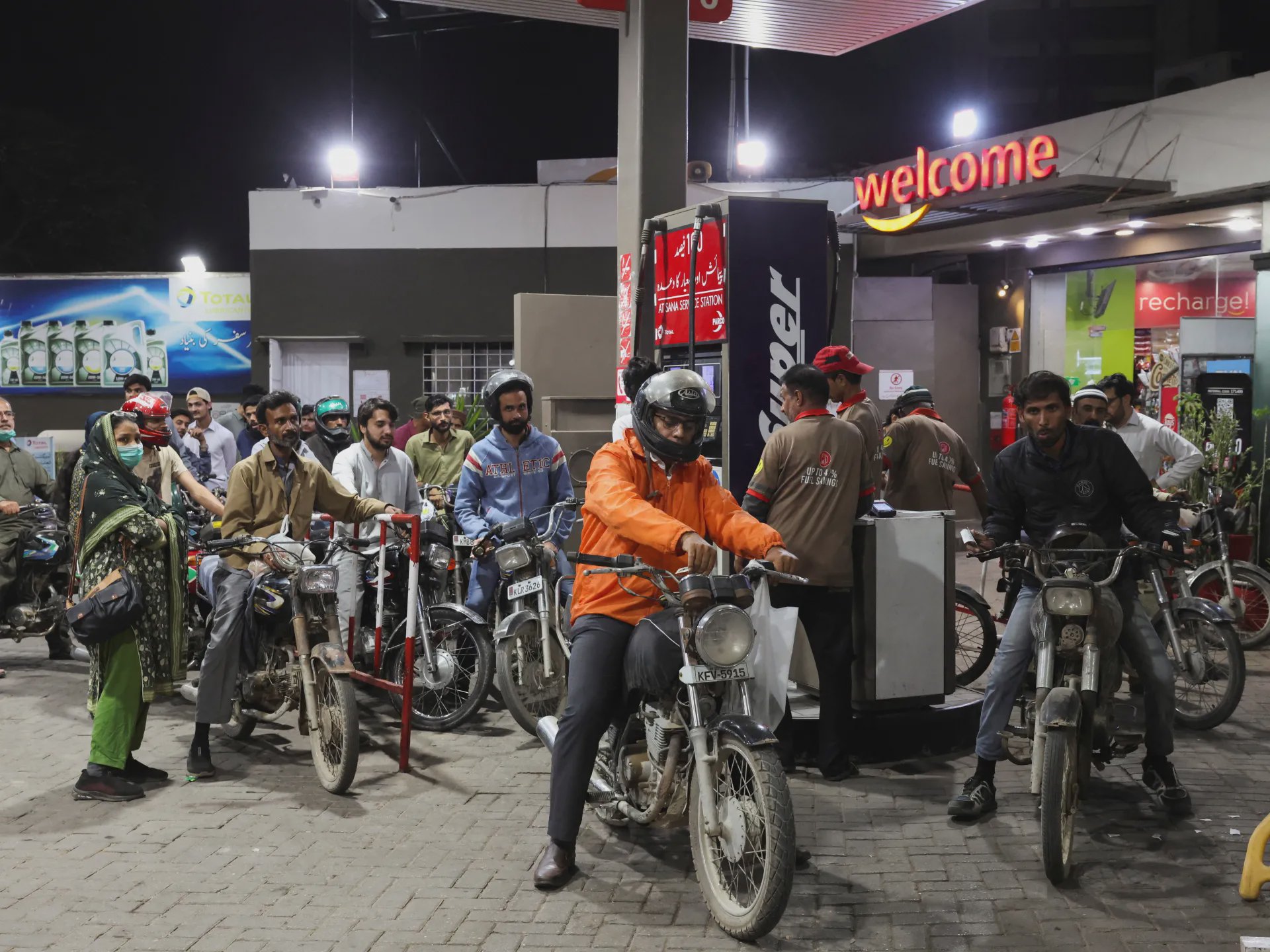 Pakistan fuel crisis queue at petrol pump