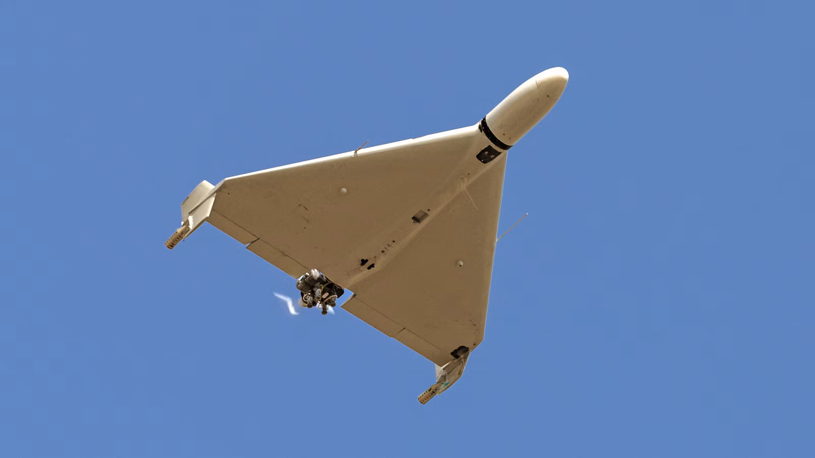 Drone che vola in un cielo nuvoloso