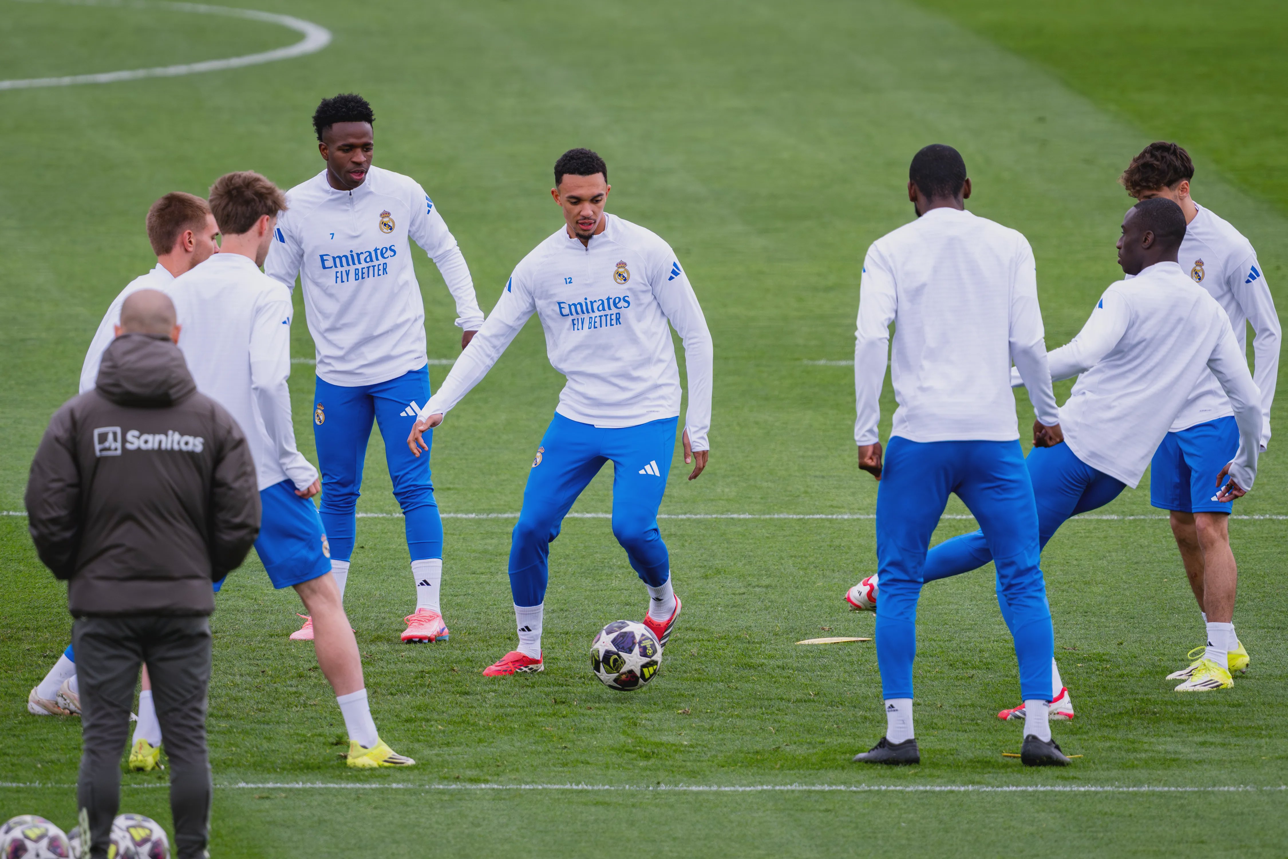 Real Madrids fans byder holdet velkommen på Bernabéu
