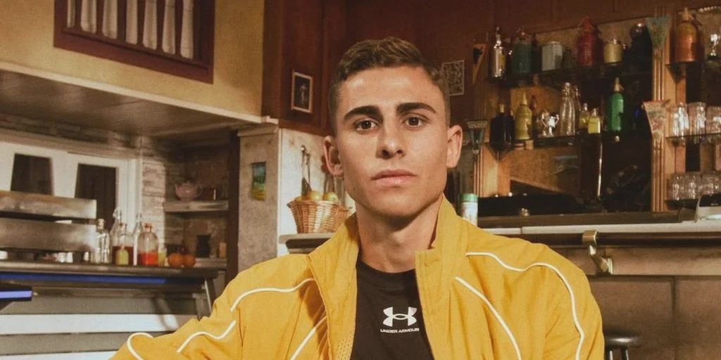 Fermín López con el platillo tradicional de lentejas de su abuela, originario de Huelva