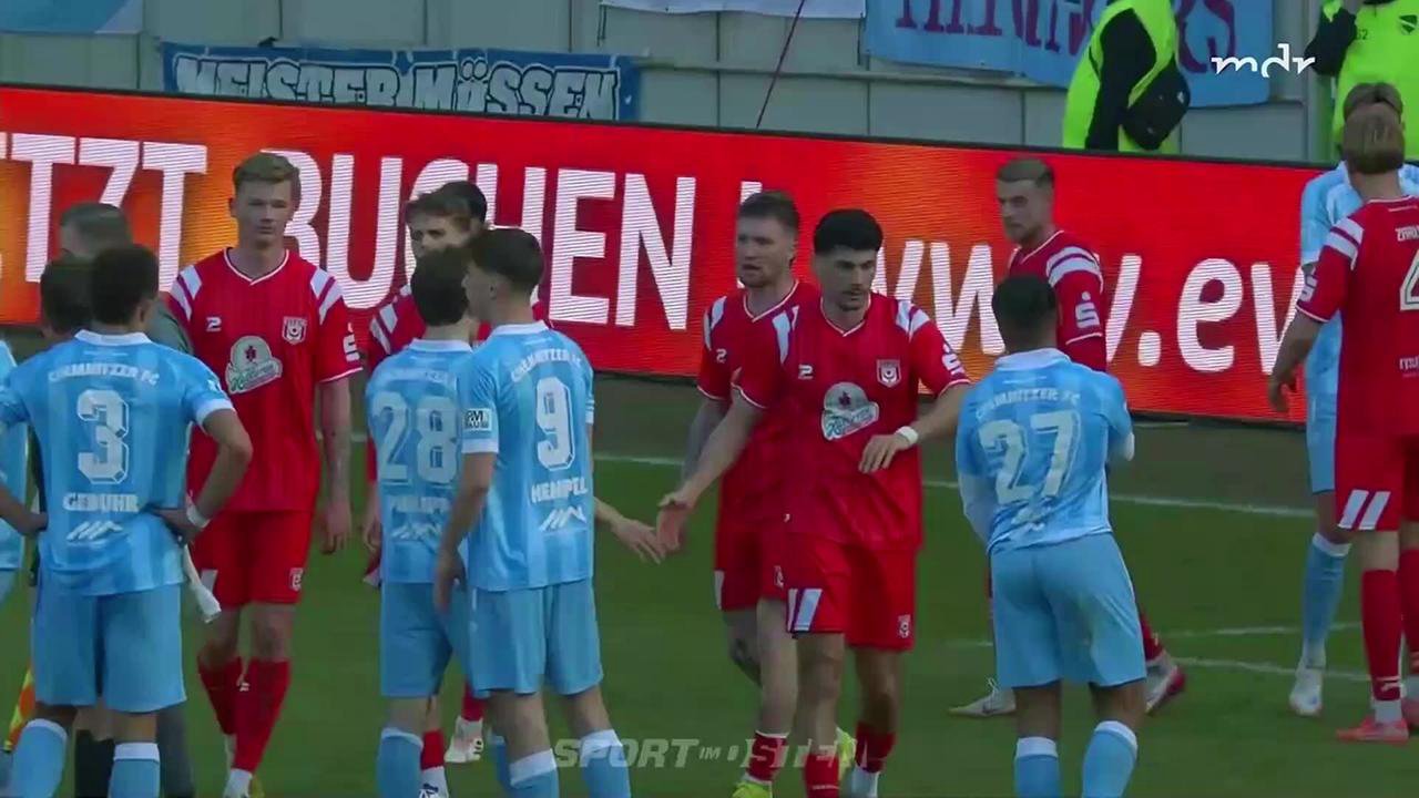 Spieler des Halleschen FC jubeln ausgelassen über ein Tor