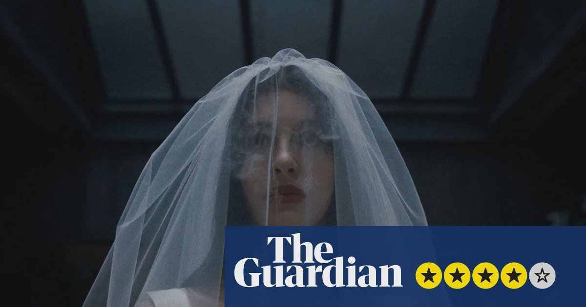 Uma cena tensa da série da Netflix Algo Muito Ruim Vai Acontecer mostrando um casal em um quarto escuro.