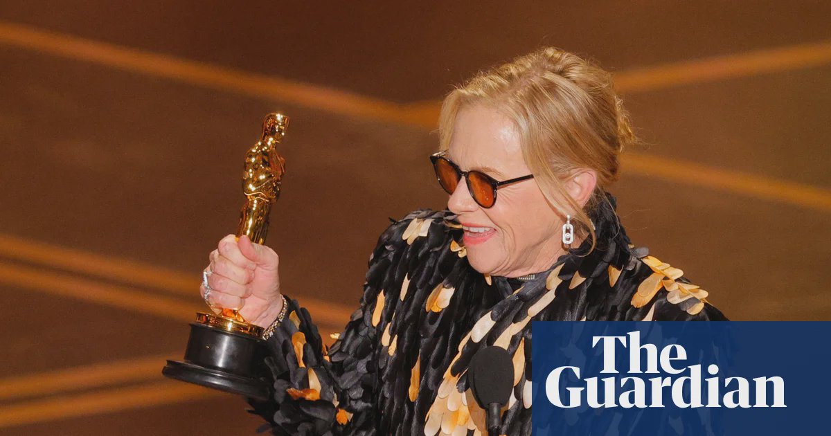 Amy Madigan håller sin Oscar-statyett backstage