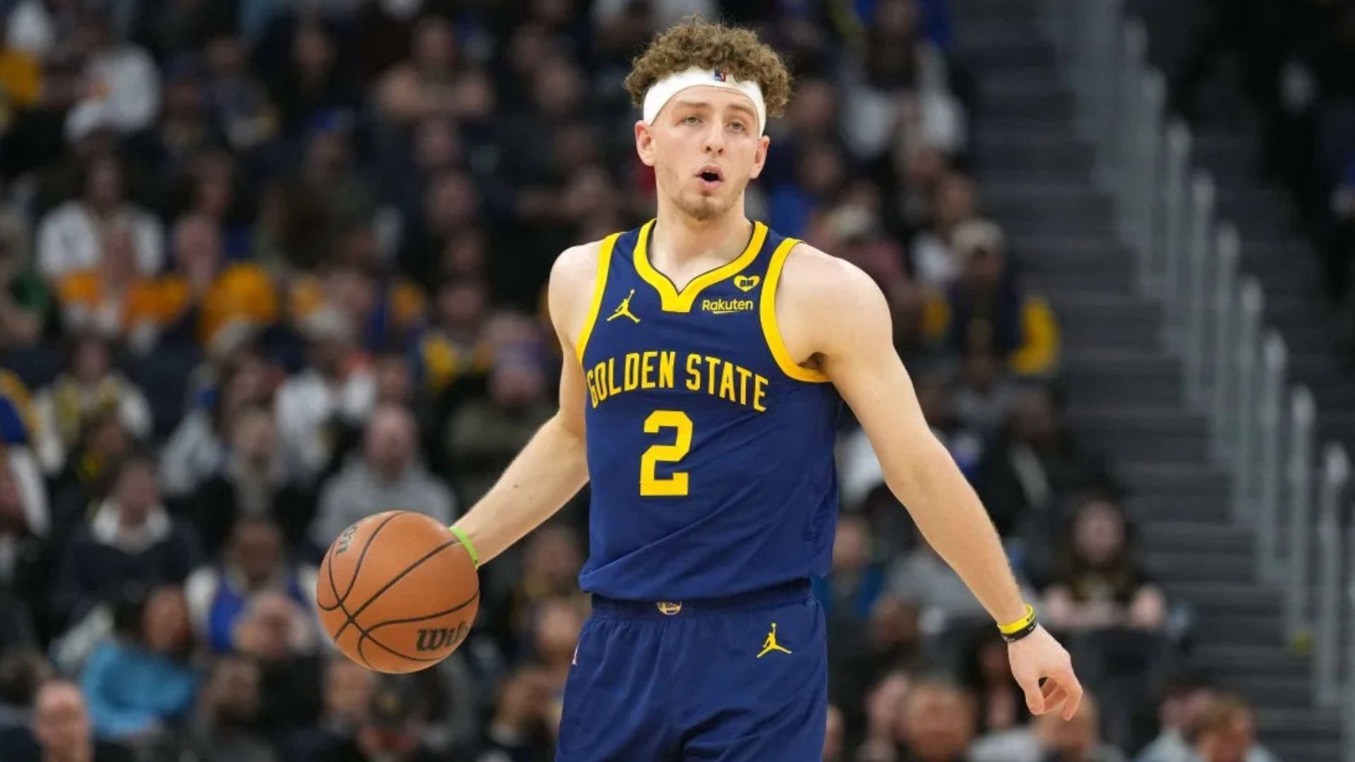 Brandin Podziemski avança para a cesta durante uma partida do Golden State Warriors