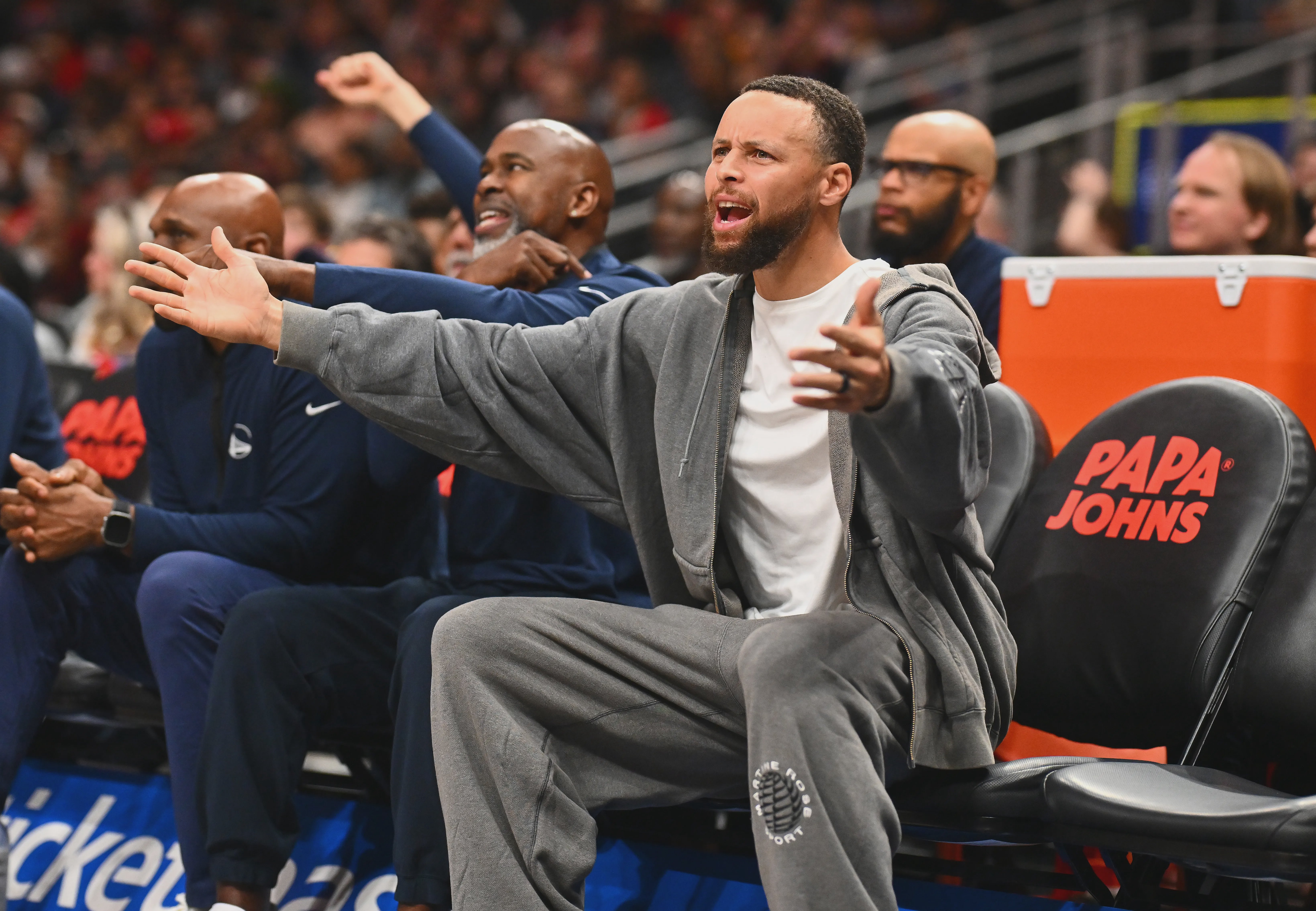 Steph Curry celebra un gran tiro contra los Brooklyn Nets