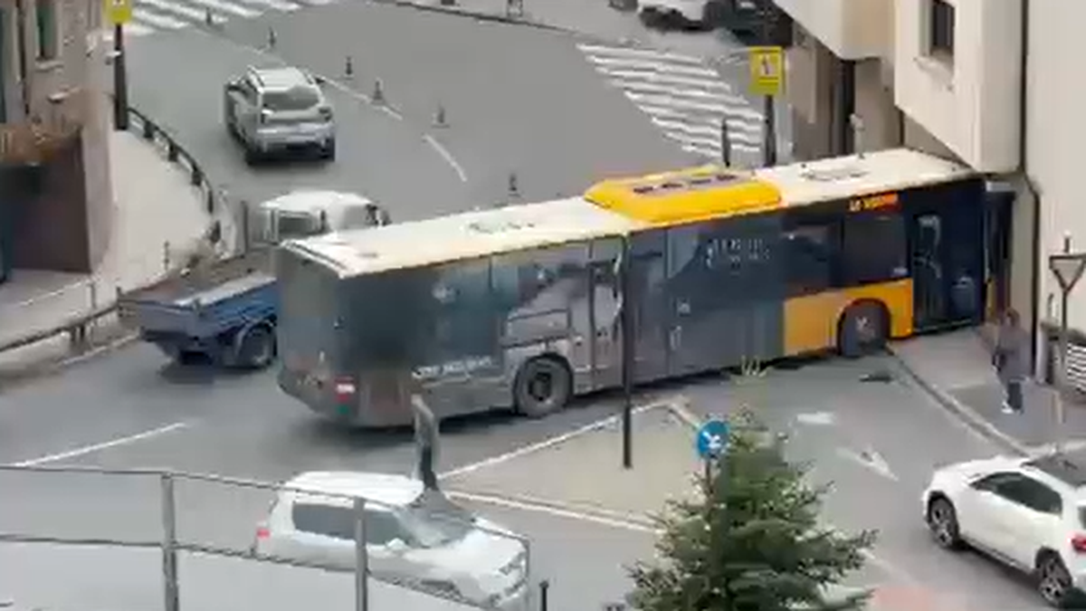 Bus incidentato contro un ristorante in Andorra dopo l'incidente