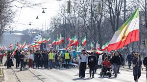 『デア・シュタンダルト』とイラン・オーストリア・ディアスポラの静かな力：変化するコミュニティに対するジョエル・シュトルツの視点