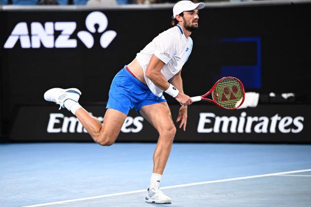 فالنتين فاشيرو يؤدي الإرسال برفع عالٍ للساق