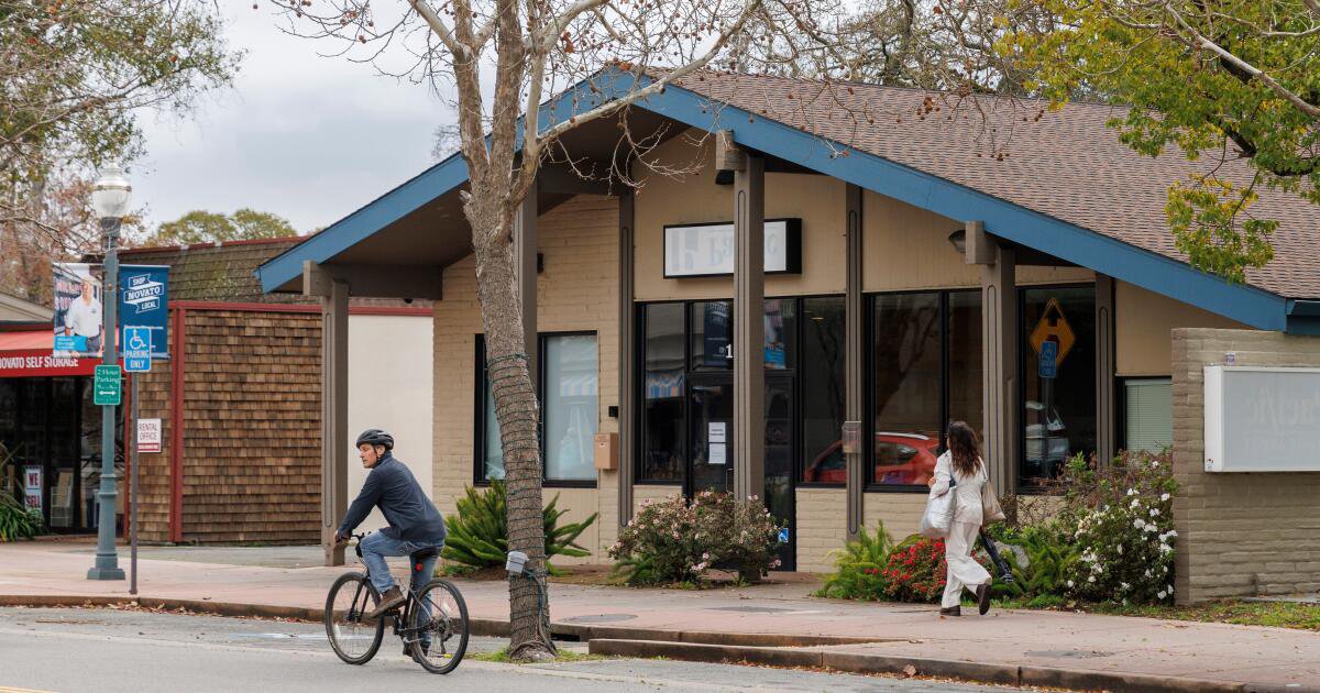 Profissional de saúde atendendo paciente em corredor de hospital