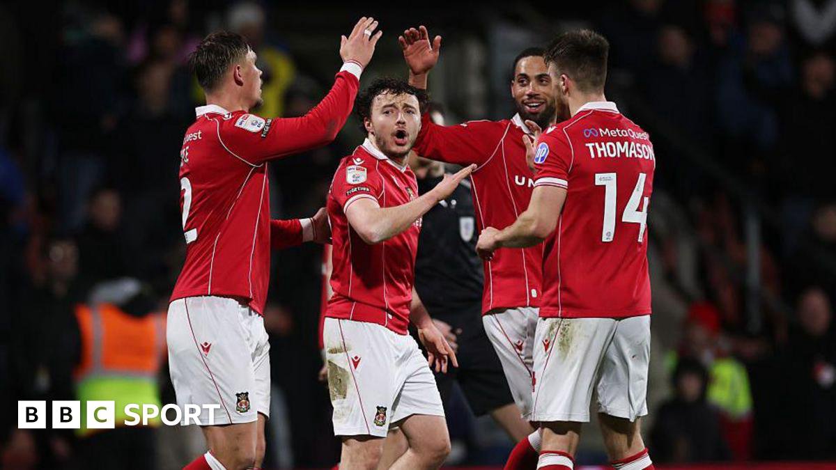 Wrexham-spelare firar ett mål under matchen mot Swansea City