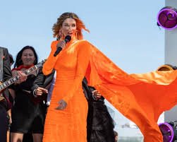 Delta Goodrem 在舞台上表演