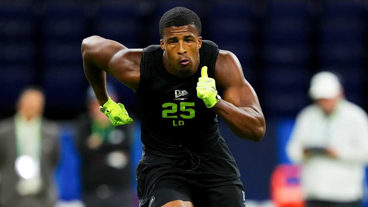 Aankomende NFL Draft talenten op het veld tijdens de Combine