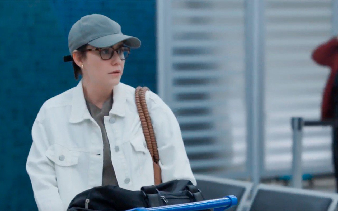 Samira vlucht voor haar vader Edilberto in een scène uit Drie Gratiën