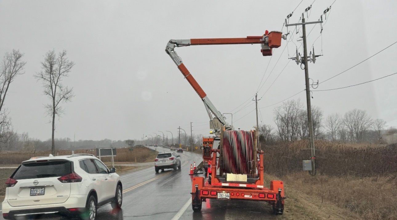 온타리오주 강풍 후 쓰러진 전봇대