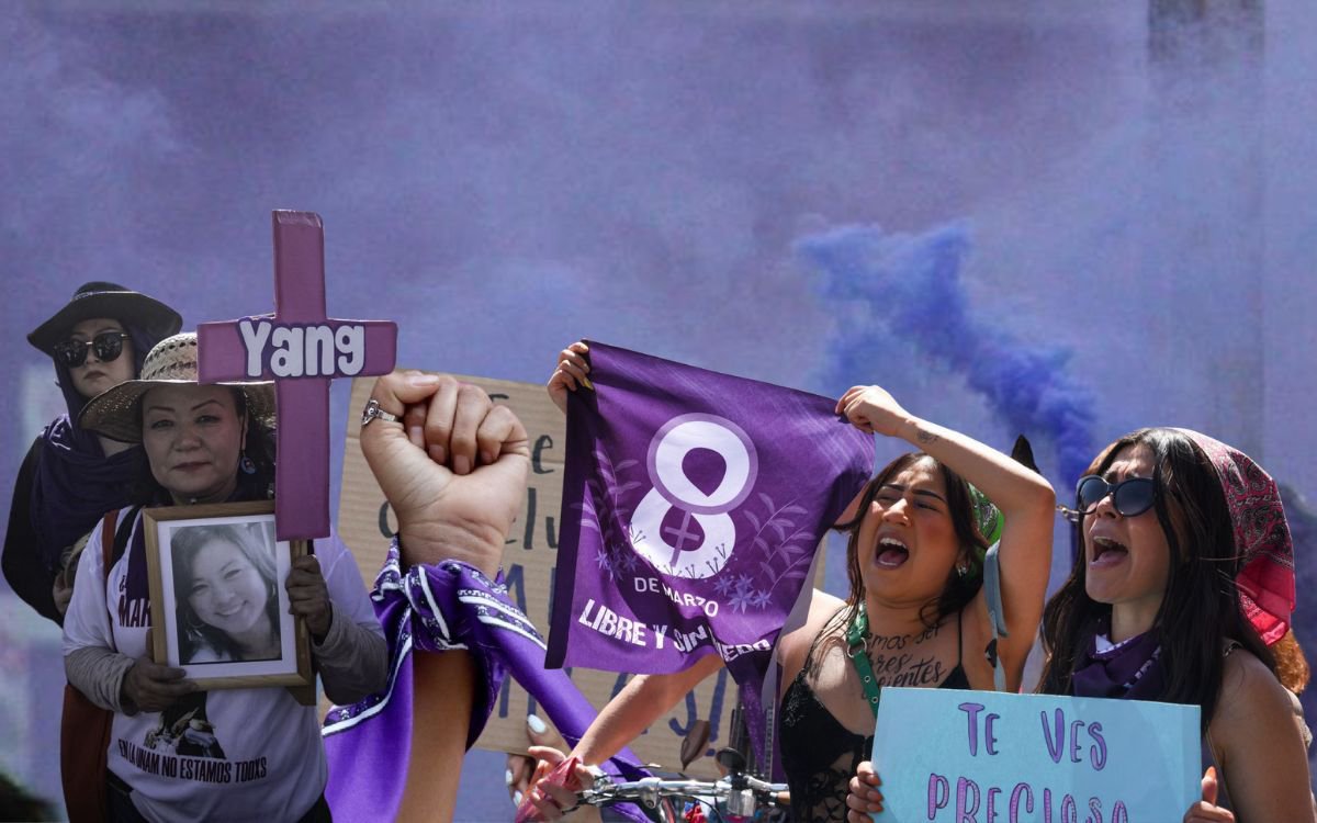 8M poster featuring women marching on a violet background