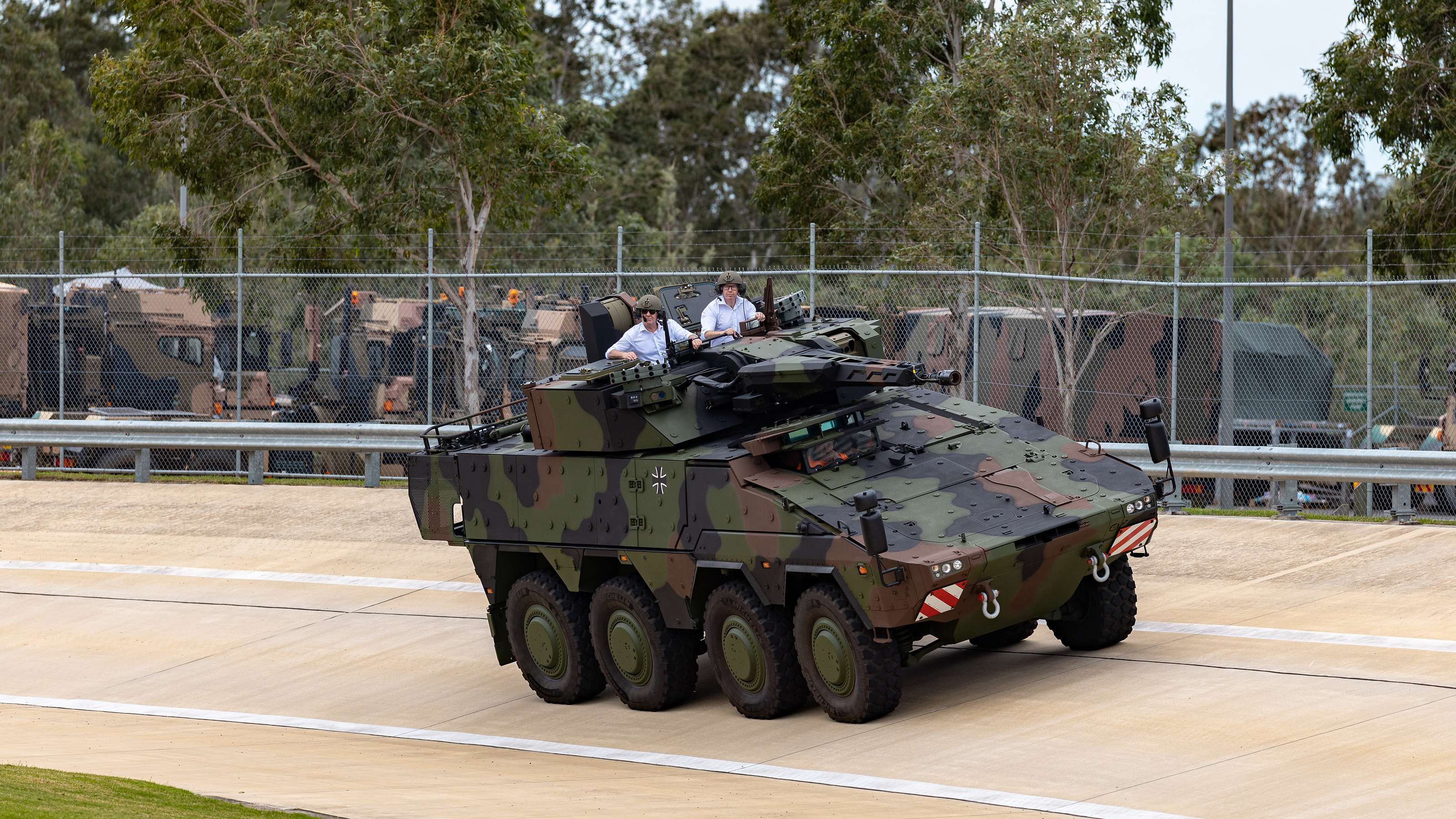Le ministre allemand de la Défense Pistorius lors d’un essai dans un Boxer australien
