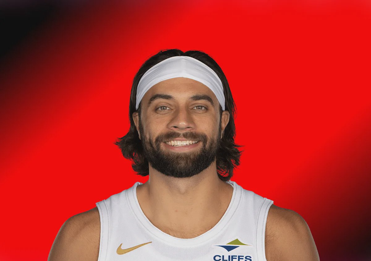 El escolta de los Cleveland Cavaliers, Max Strus, bota el balón durante un partido de la NBA