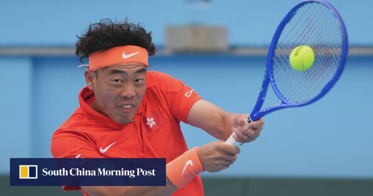 Coleman Wong célèbre sa victoire, le poing levé