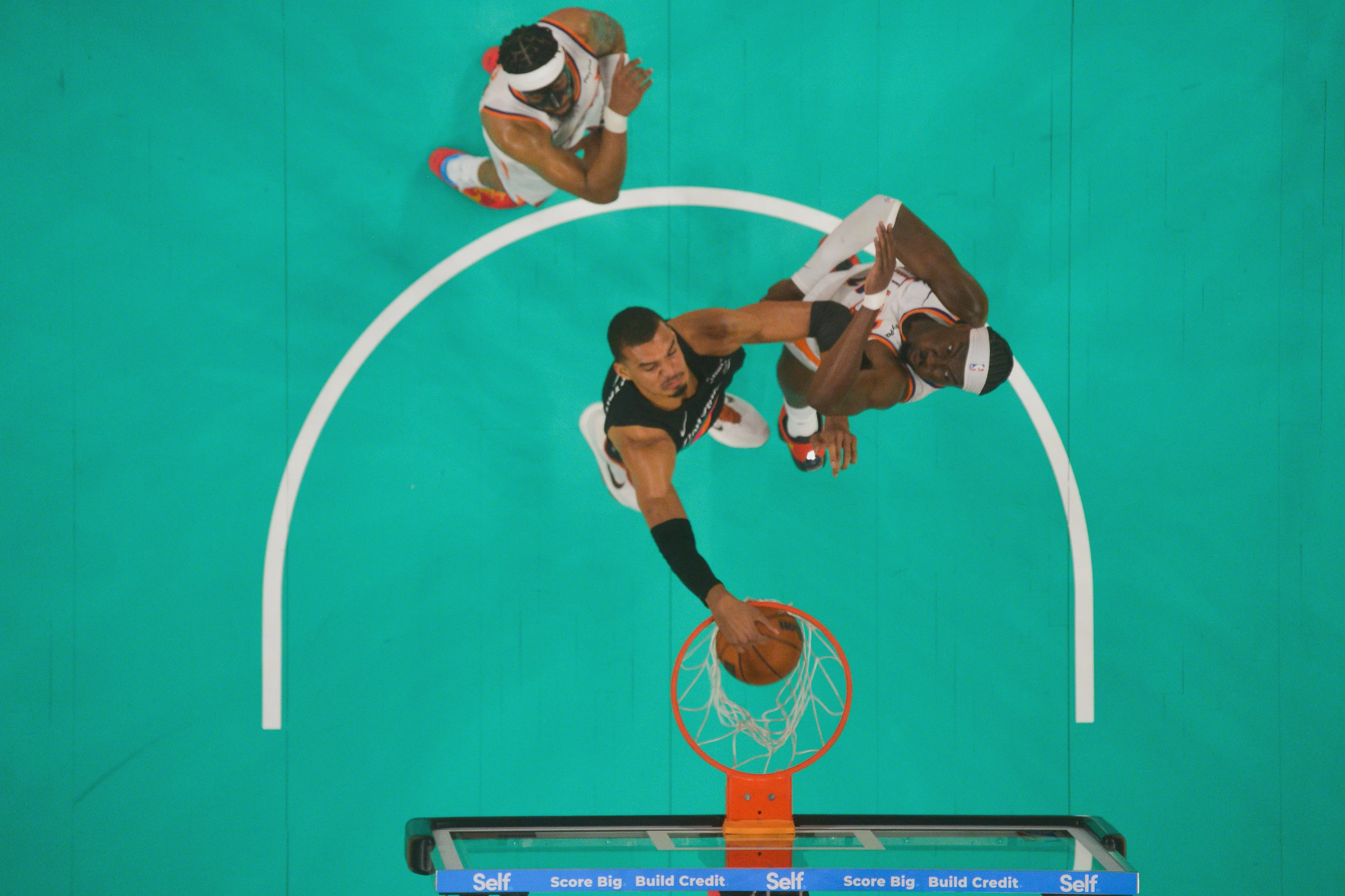 Victor Wembanyama célèbre une action décisive face aux Phoenix Suns