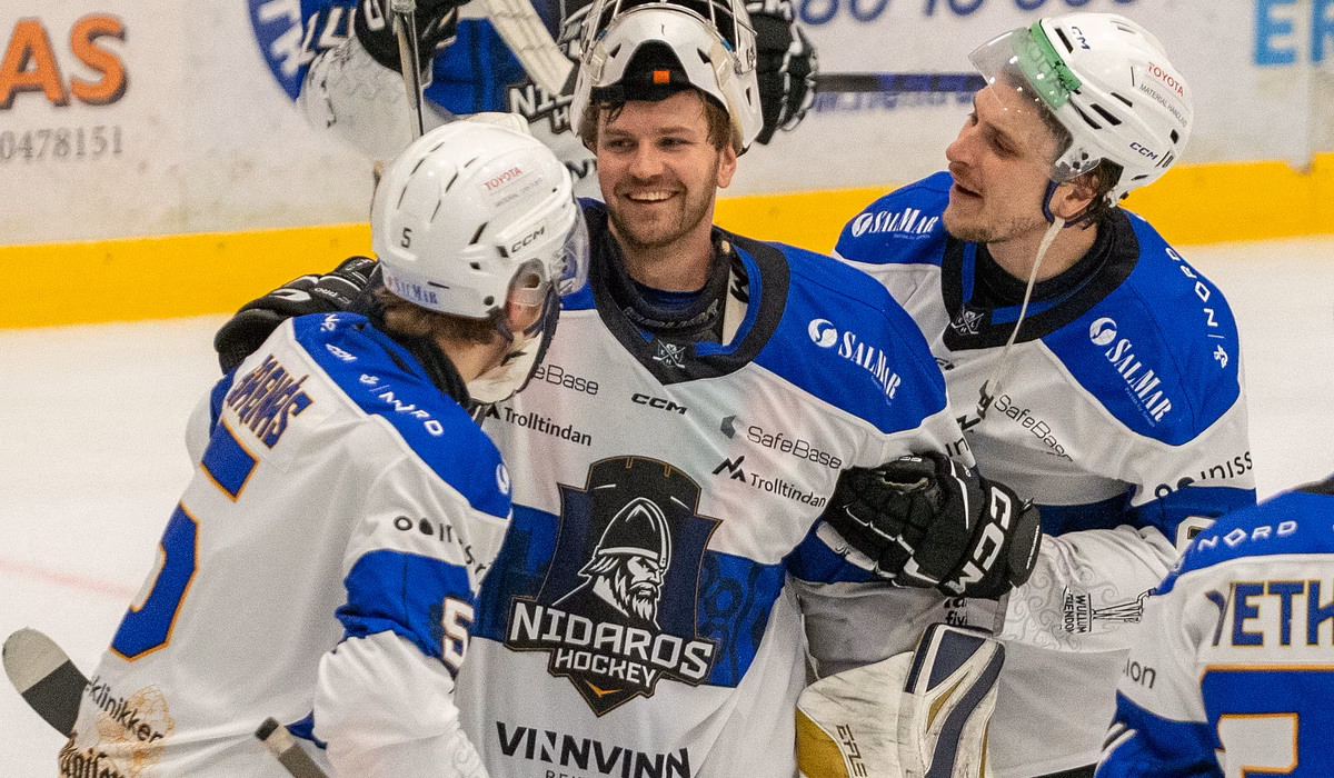 Nidaros Hockey fête sa victoire lors du match décisif