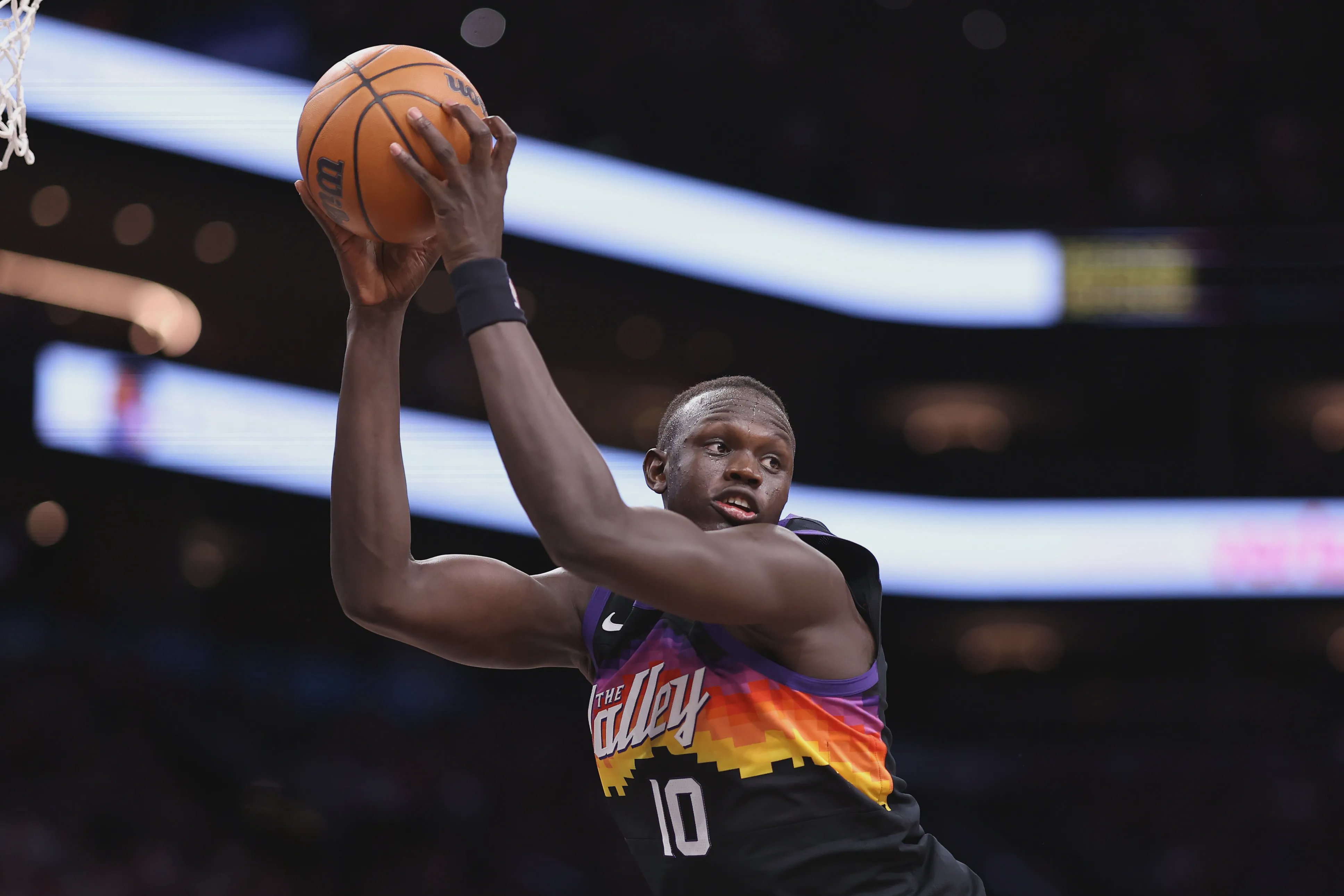 Kevin Durant y Devin Booker durante el último partido de los Suns