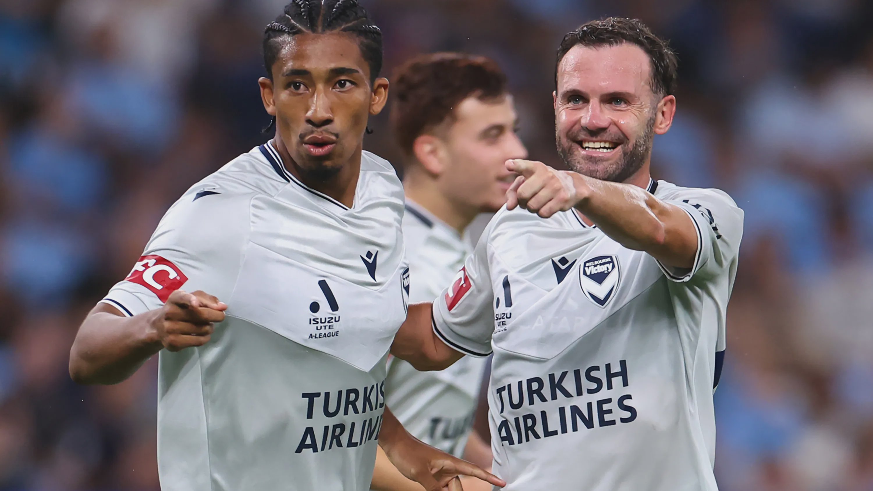 Juan Mata comemora seu golaço de falta pelo Melbourne Victory contra o Sydney FC