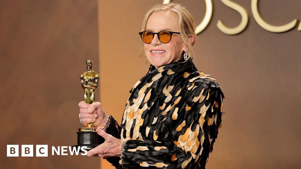 Årets Oscarsvinnare 2026 poserar efter prisutdelningen på Dolby Theatre i Los Angeles.