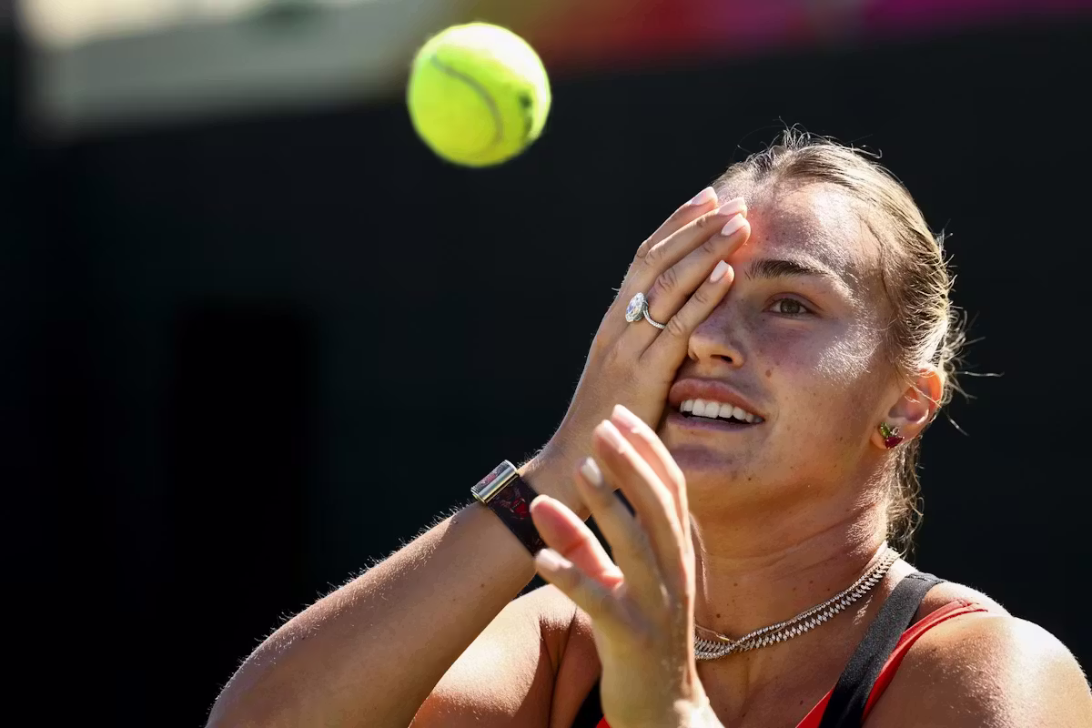 인디언 웰스 약혼 후 행복하게 포즈를 취한 아리나 사발렌카와 조르지오스 프랑굴리스