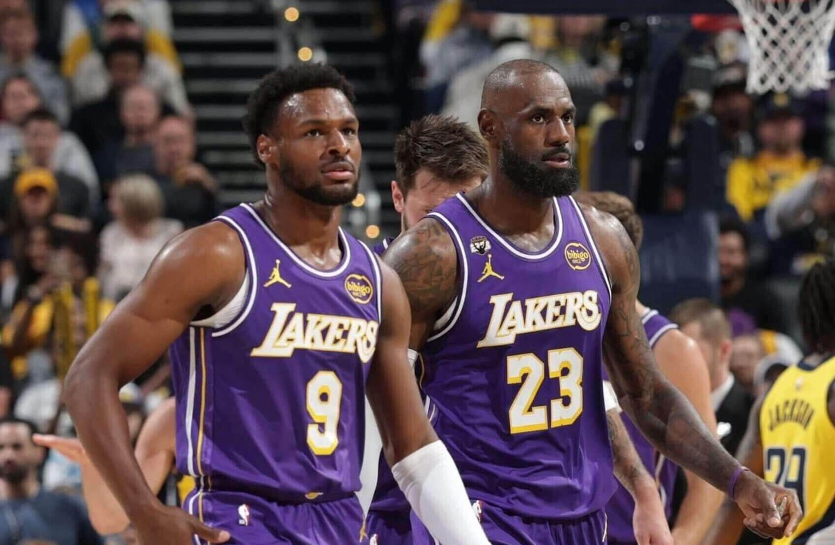 LeBron James y Bronny James durante un partido de los Lakers