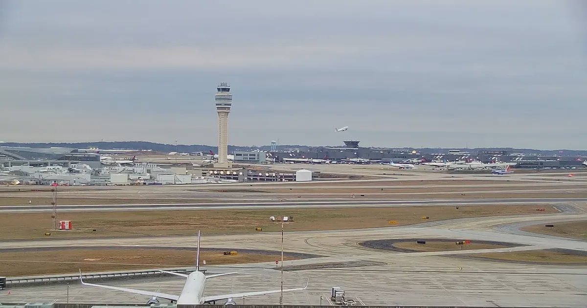 Fullsatt flygplats med resenärer