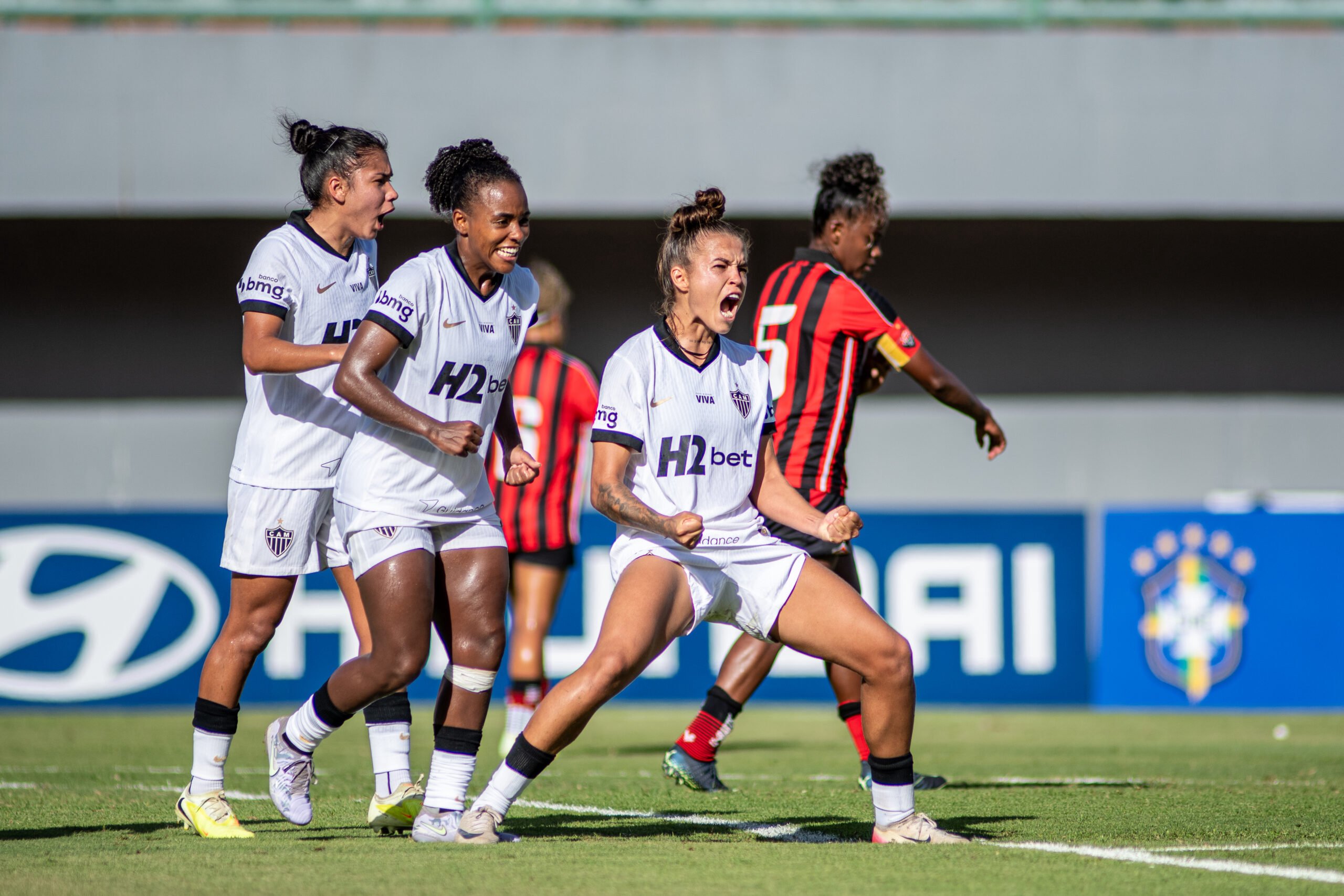 Die Vingadoras feiern den Kantersieg gegen Vitória in der brasilianischen Meisterschaft der Frauen