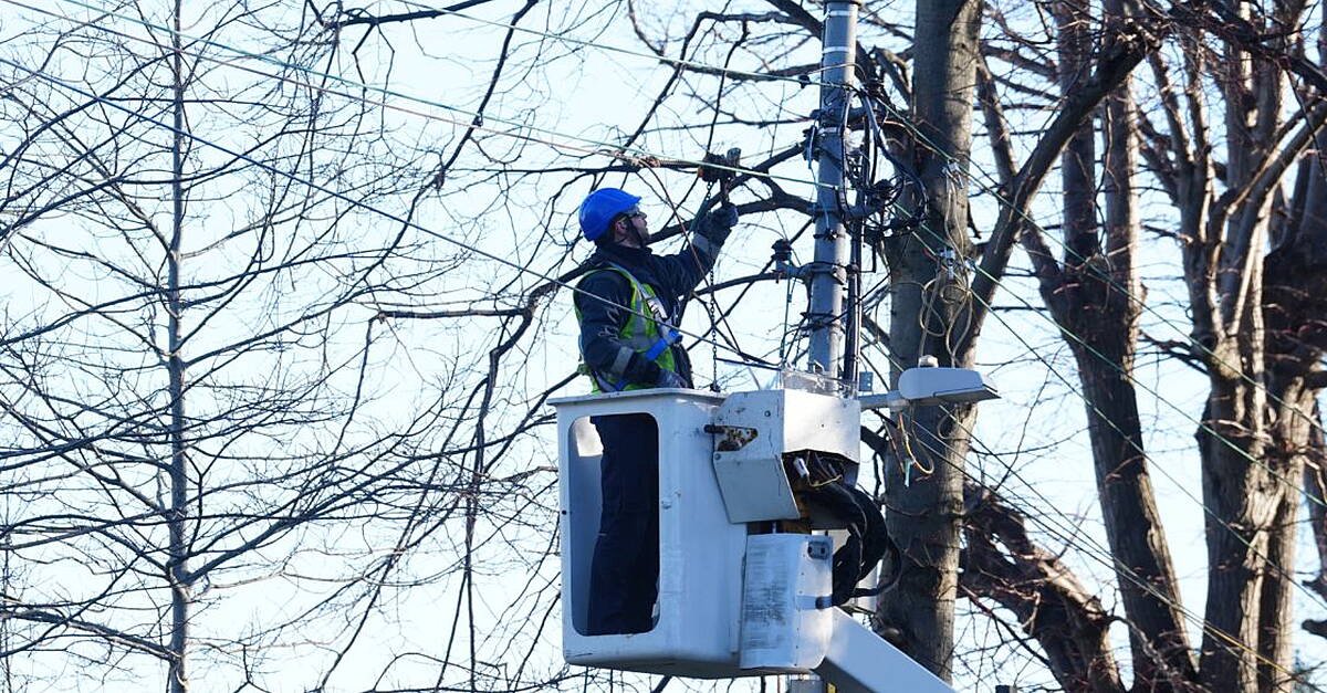 فرق ESB تعمل على خطوط الكهرباء بعد عاصفة إيوان