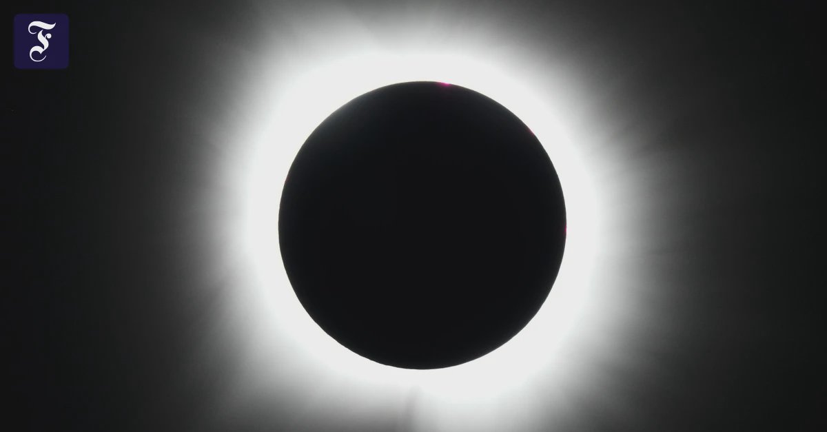 Osittainen auringonpimennys kaupungin yllä