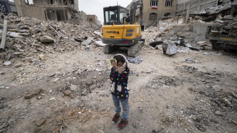 Rök stiger efter en explosion i Mellanöstern