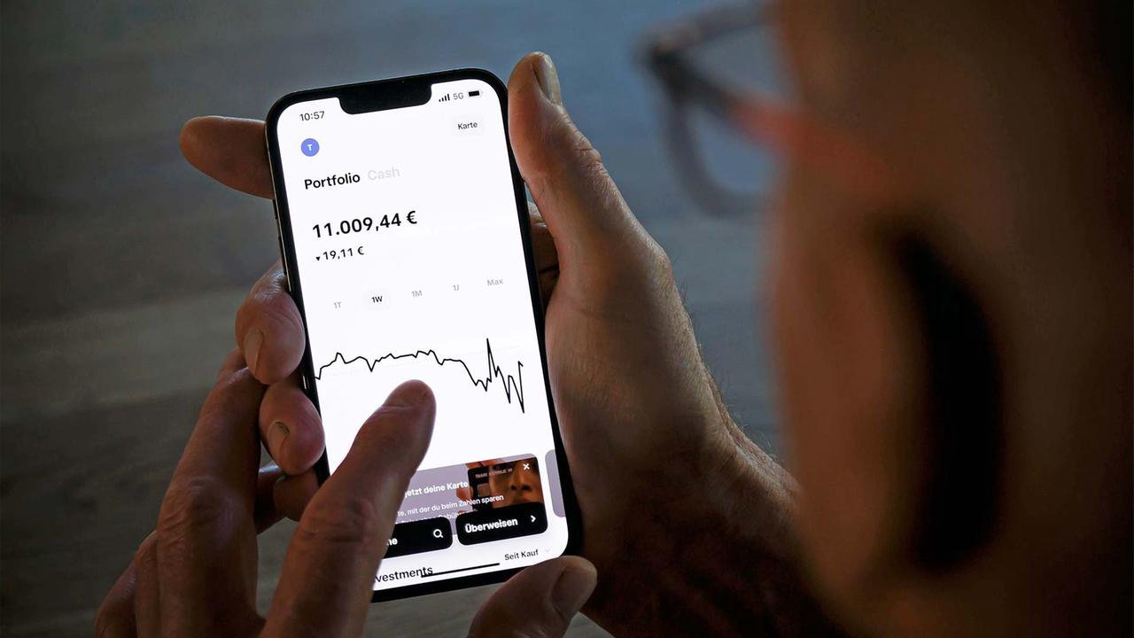 Imagen simbólica de previsión para el retiro: alcancía y monedas