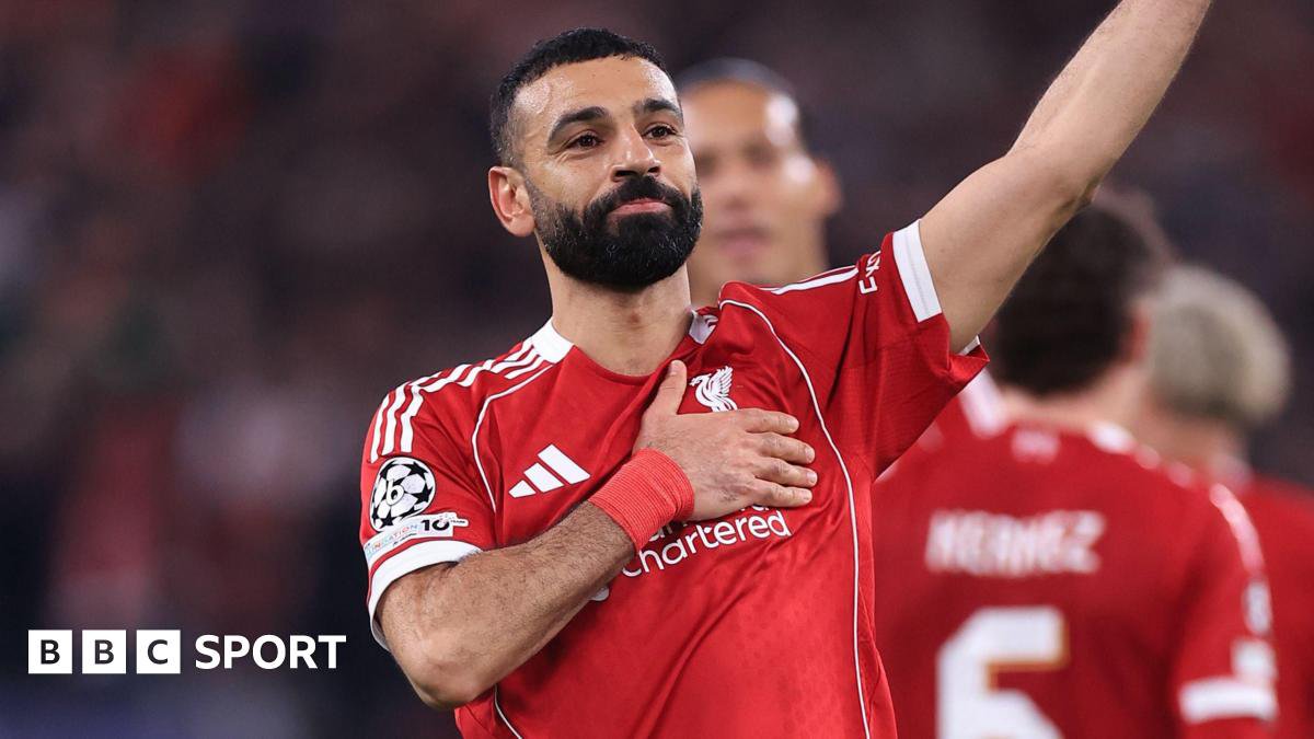 محمد صلاح يحتفل مع ليفربول
