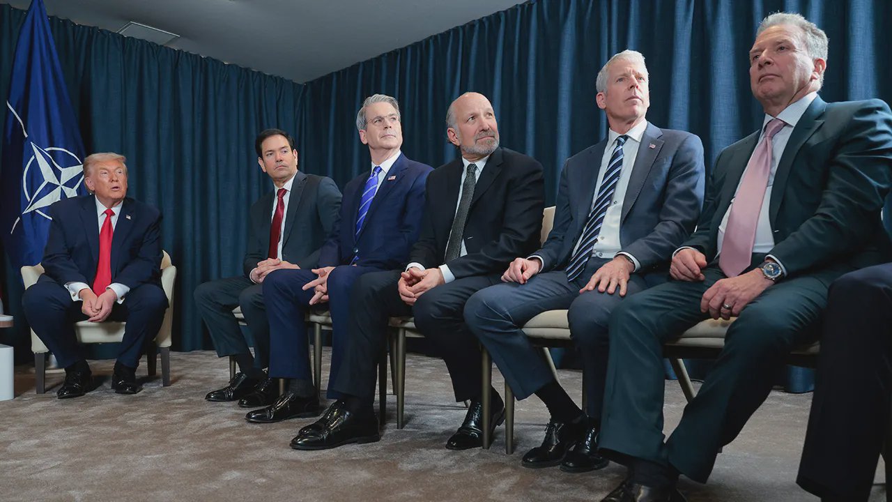 Donald Trump insieme a Marco Rubio e Scott Bessent durante un evento a Davos