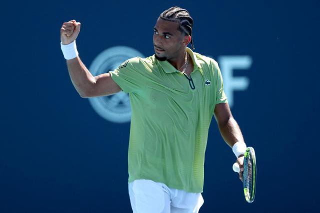 آرثر فيلس يحتفل بفوزه في بطولة ميامي للتنس