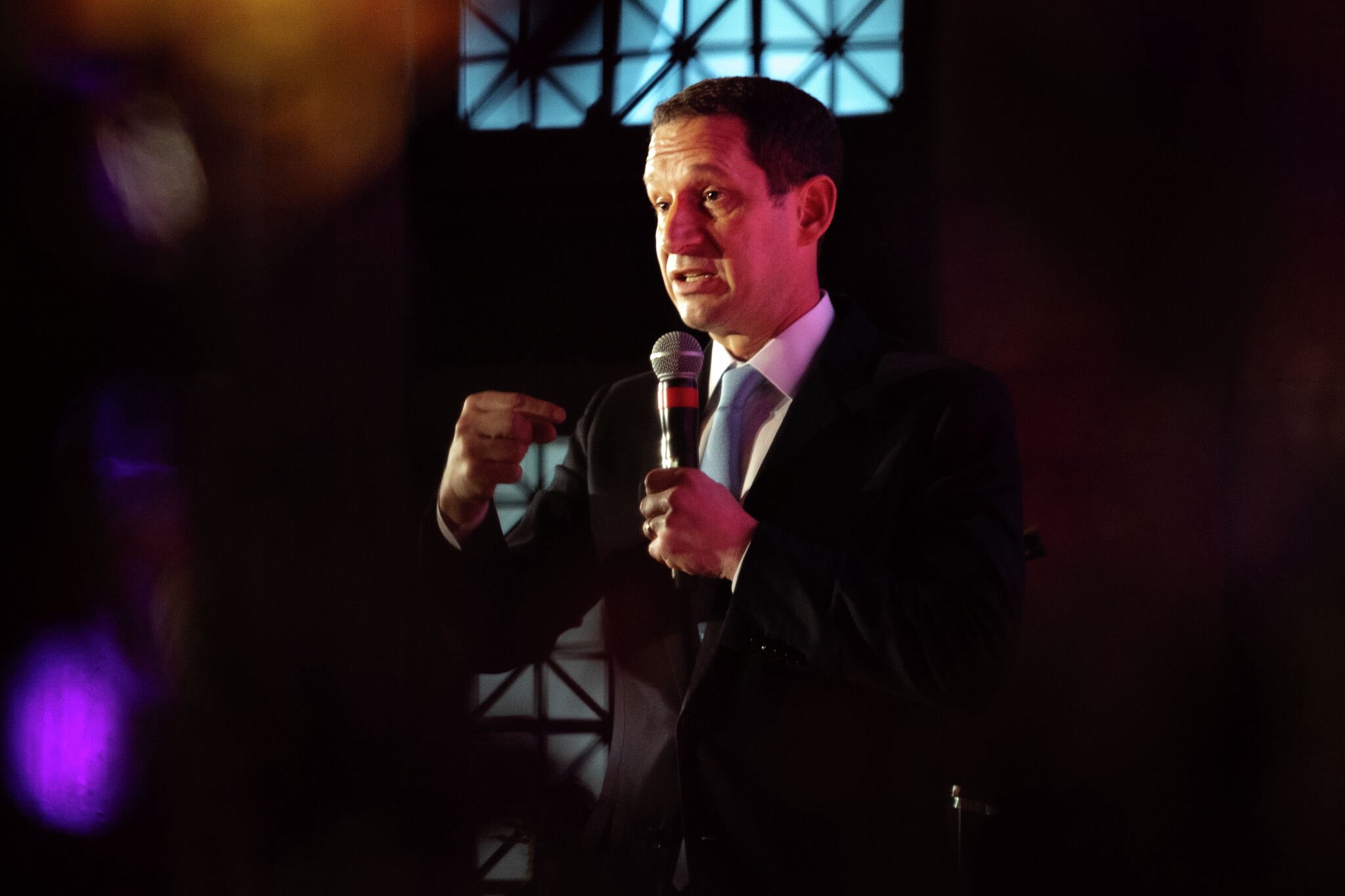 San Franciscos borgmästare Daniel Lurie och hans livvakt