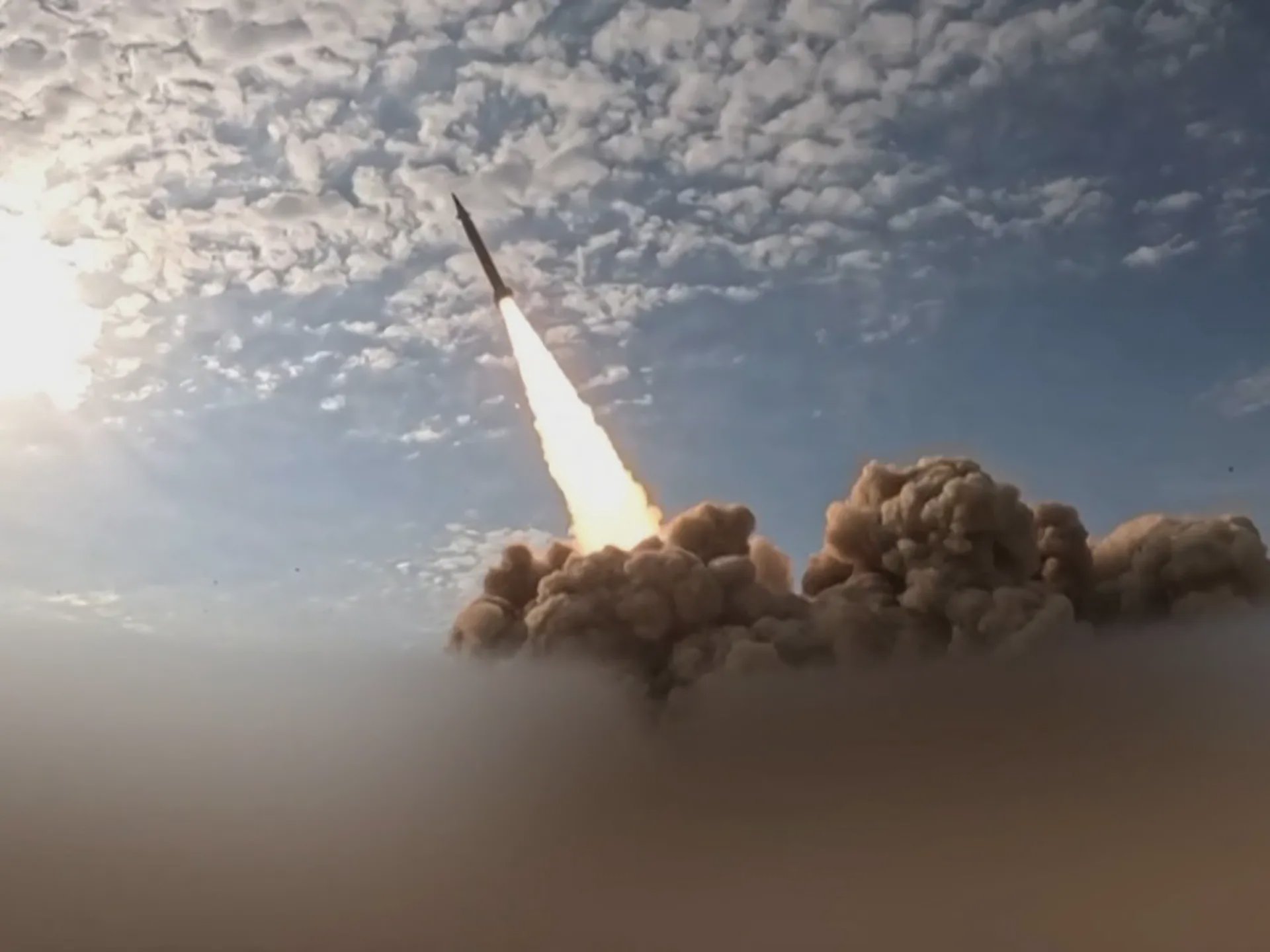 Luchtfoto van de schade na de aanval op waterontziltingsinstallaties in Koeweit