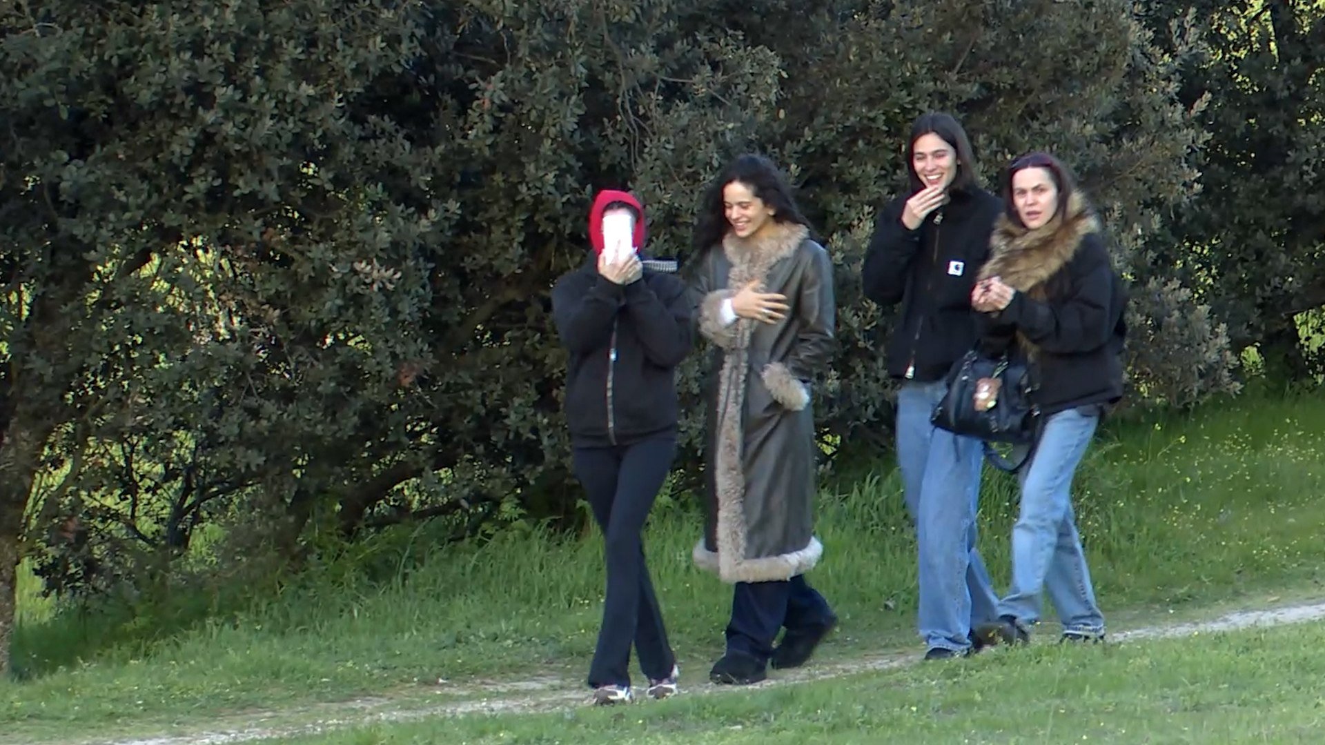 Rosalía y Loli Bahía paseando por Madrid