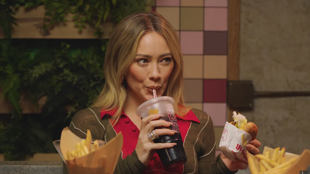 Hilary Duff sosteniendo una Coca-Cola Light