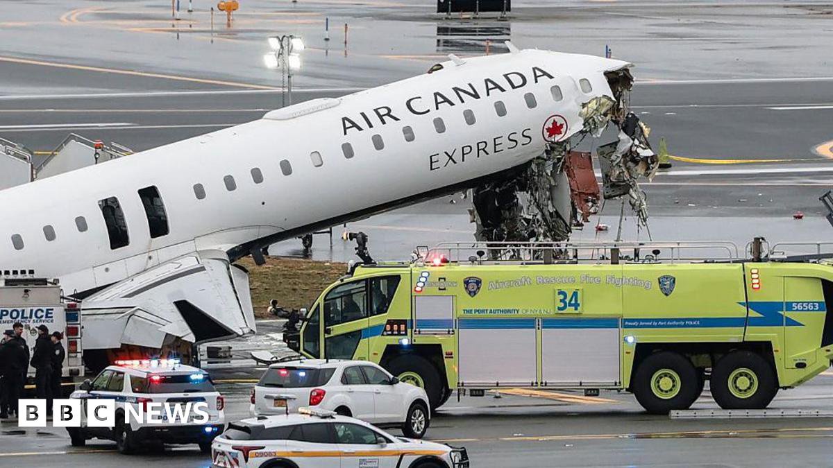 Innsatspersonell på LaGuardia lufthavn etter kollisjonen