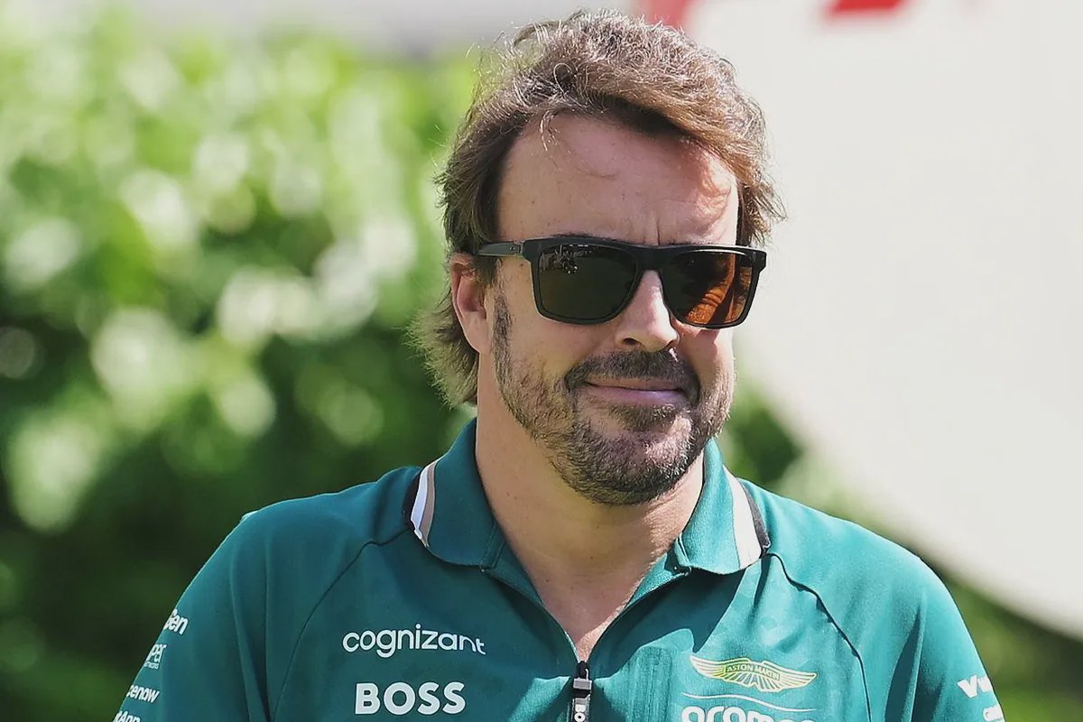 Fernando Alonso sonriendo en el paddock de Suzuka