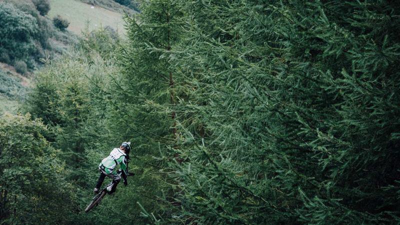 中心報 阿韋宏 封面