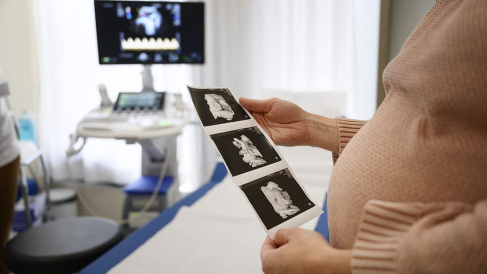 Jeanette Biedermann viser stolt frem babybulen sin