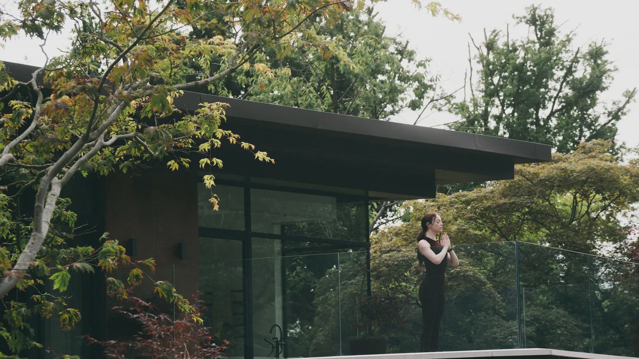 Una scena del film Bugonia che mostra i personaggi in un interno meticolosamente progettato