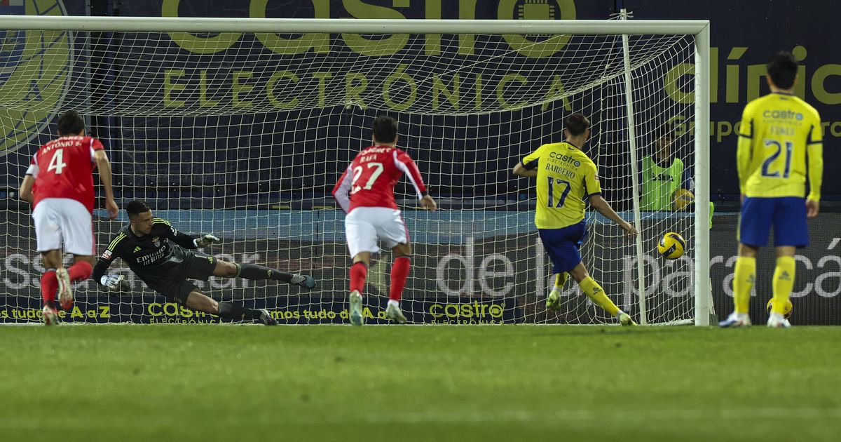 アロウカとベンフィカの選手が競り合う様子