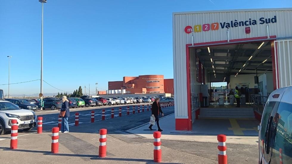 Image of a Metrovalencia train during the Fallas festival